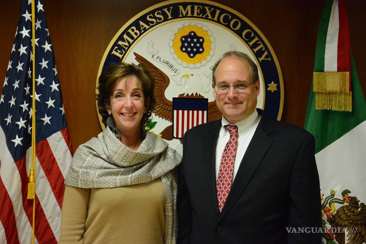 Embajadora de EU condena asesinato de periodista Gumaro Pérez