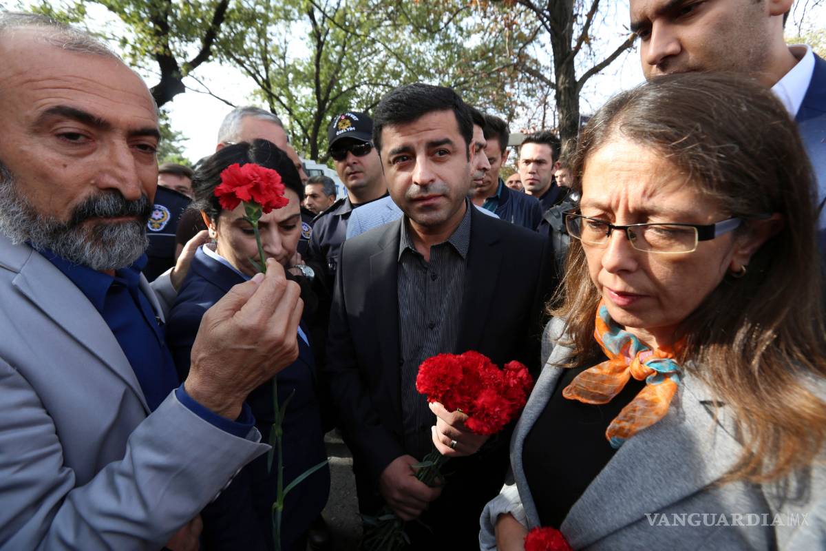 $!Policía turca reprime marcha en honor a víctimas del atentado