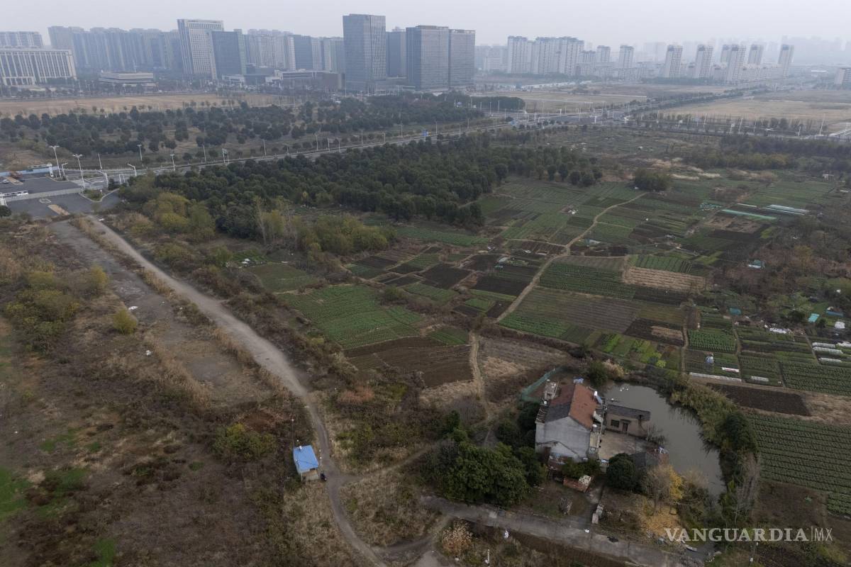 $!Un tejado azul equipado con cámaras y luces de vigilancia policial se ve cerca de la casa de Yang Guoliang en Changzhou en la provincia oriental china de Jiangsu.