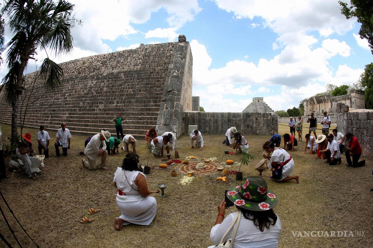 $!Indígenas y ambientalistas asisten a la ceremonia del Día Internacional de la Madre Tierra hoy, en la zona arqueológica de Chichén Itzá, Yucatán.