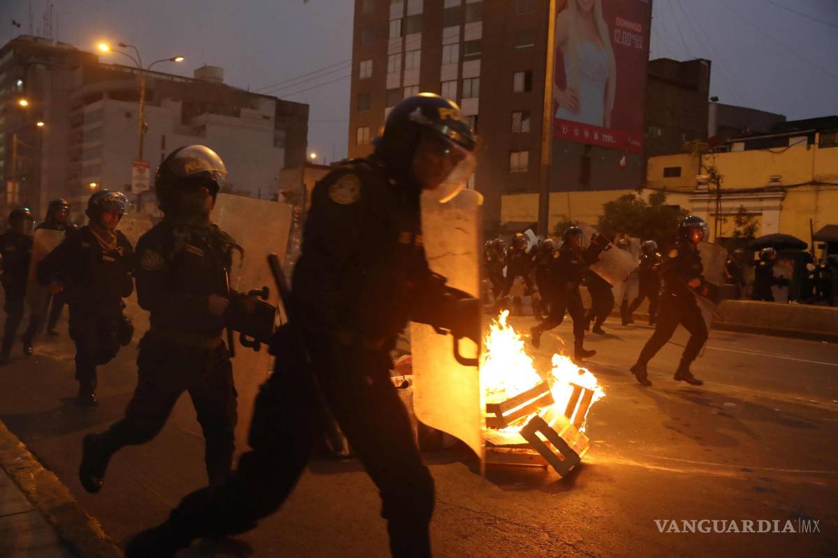 $!Miembros de la policía vigilan a cientos de manifestantes a favor de Pedro Castillo y en contra del Congreso que se manifiestan en las calles en Lima, Perú.