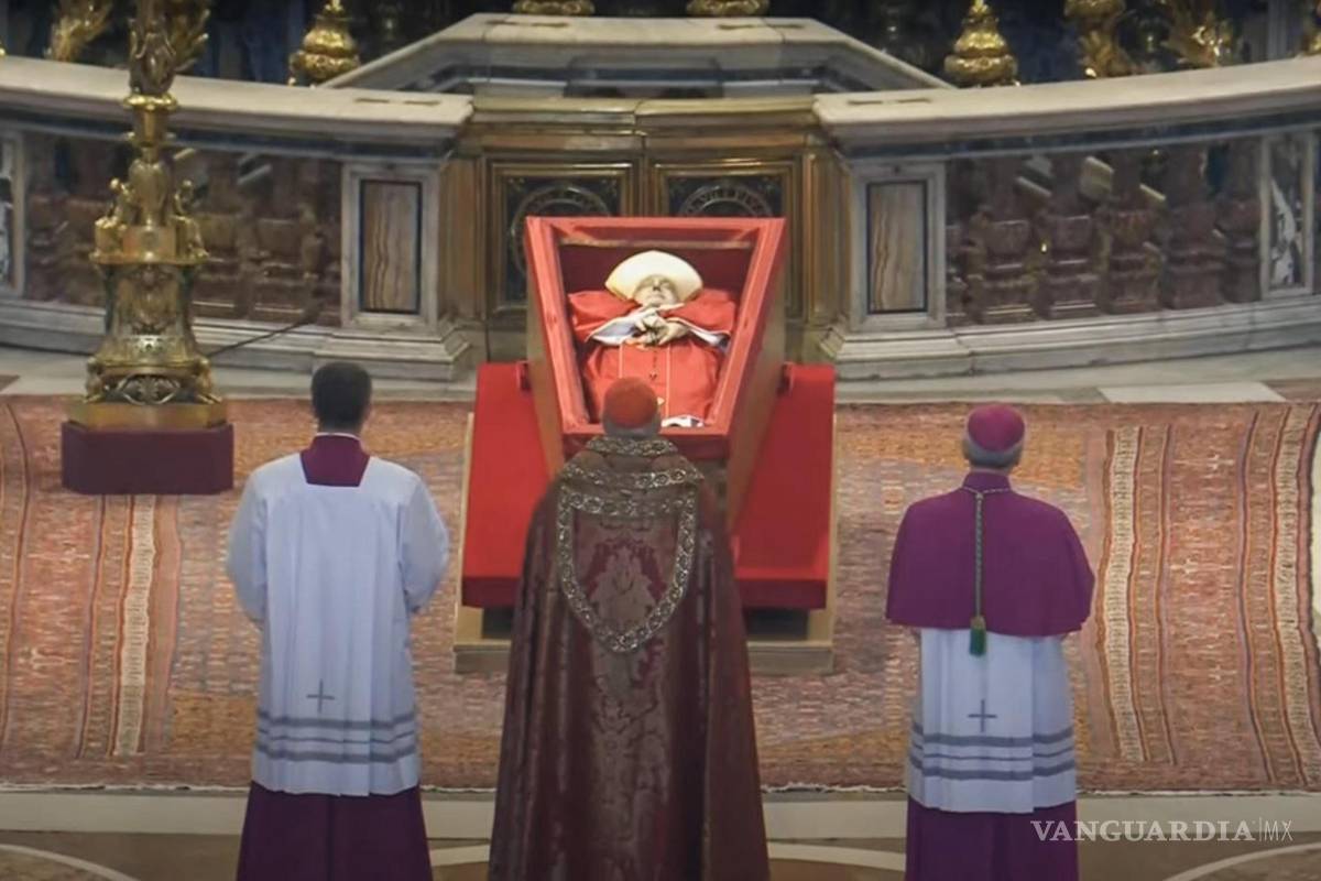 $!El féretro del papa Francisco, en la basílica de San Pedro, cuyo cuerpo está ante el altar de la Confesión donde miles de fieles hacen una larga cola para dar su último adiós al papa.
