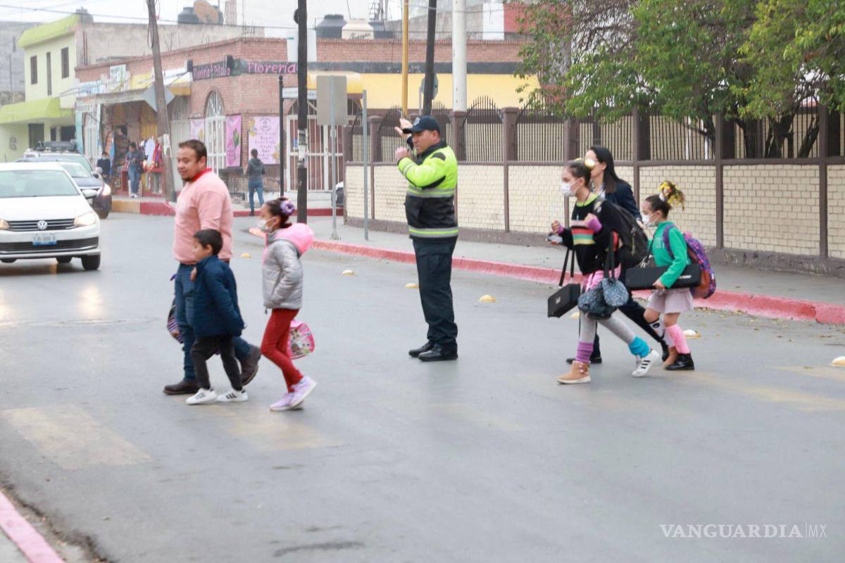 $!Personal de Tránsito Municipal vigiló la calle Corona, donde se ubican varios planteles escolares.