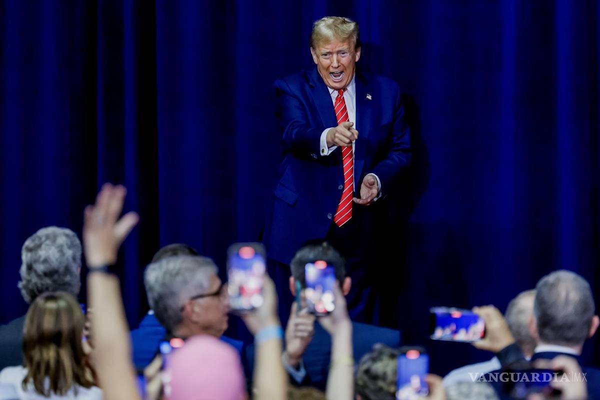 $!Donald Trump participa durante un evento de campaña “Get Out the Vote Rally” en el Forum River Center en Roma, Georgia.