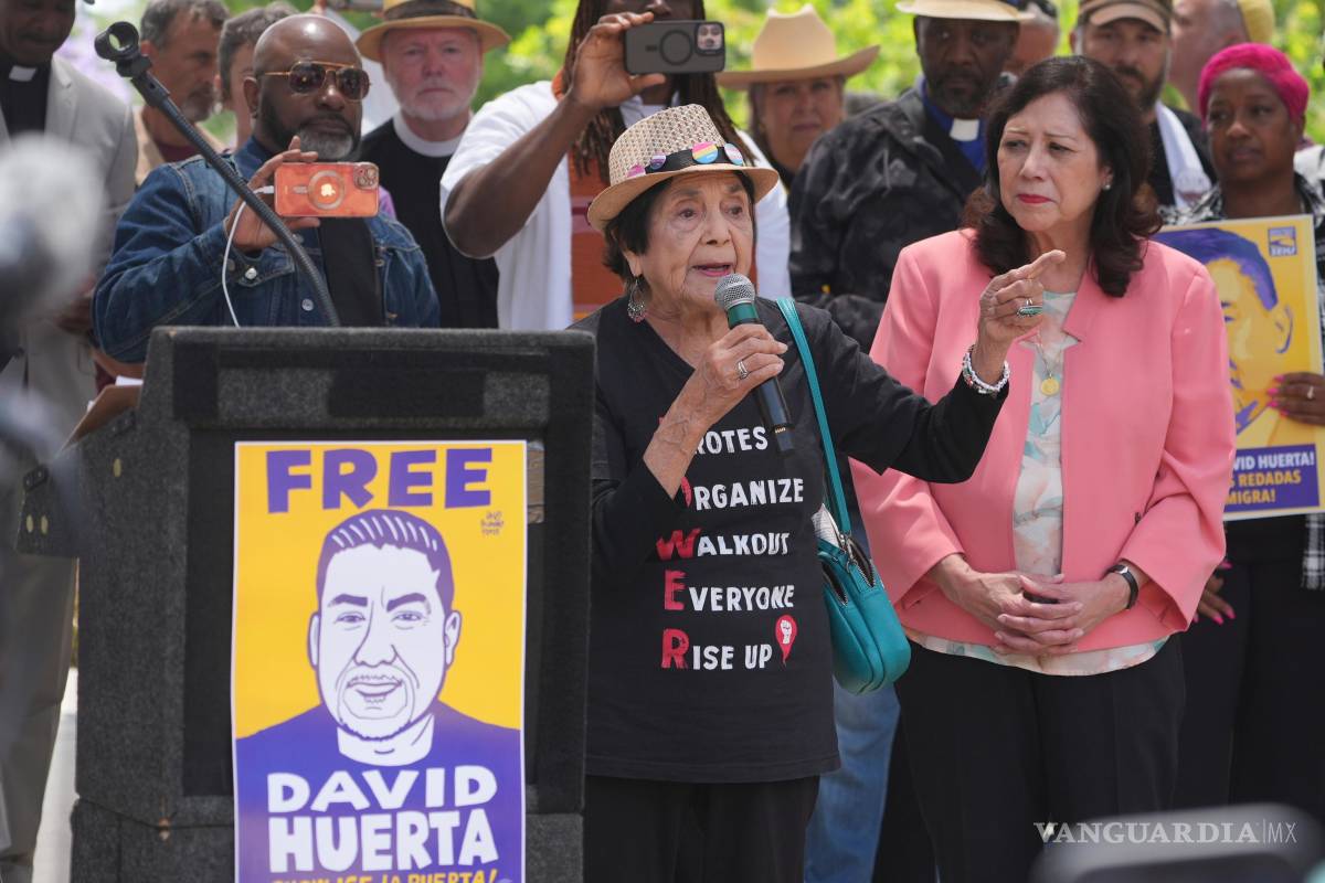 $!Civil rights legend Dolores Huerta, 95, speaks at a rally in Los Angeles, Monday, June 9, 2025, calling for the release of labor union leader David Huerta, who was arrested during a protest on June 6. (AP Photo/Damian Dovarganes)