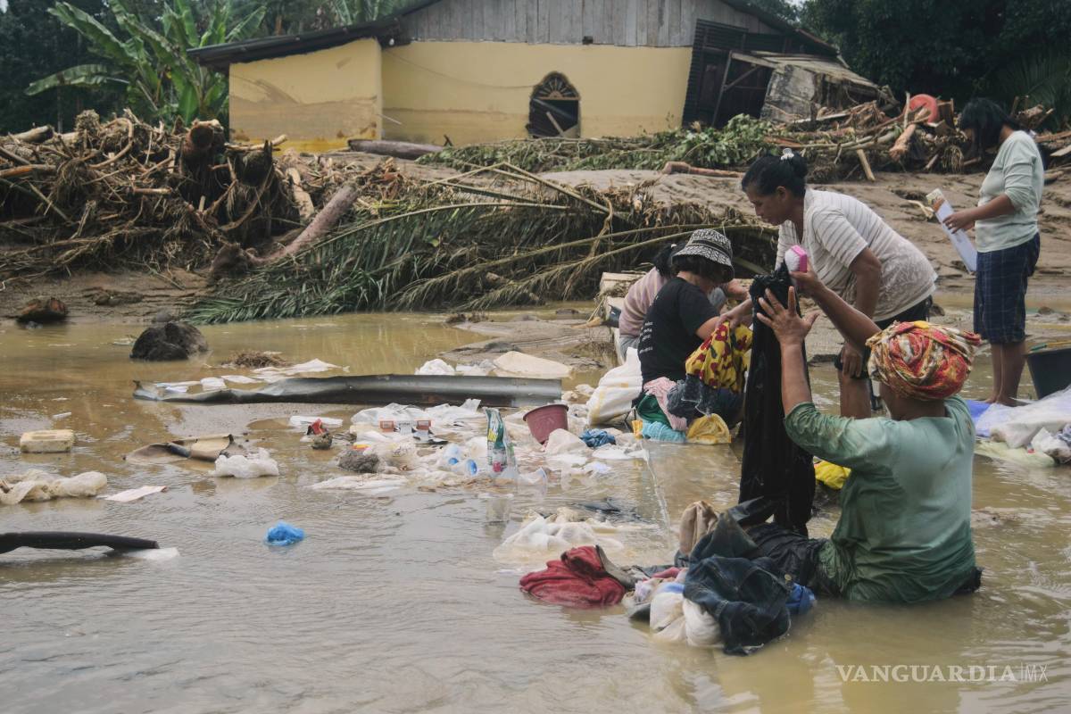 En medio de la desesperación, Indonesios optan por robar comida y agua tras inundaciones mortales