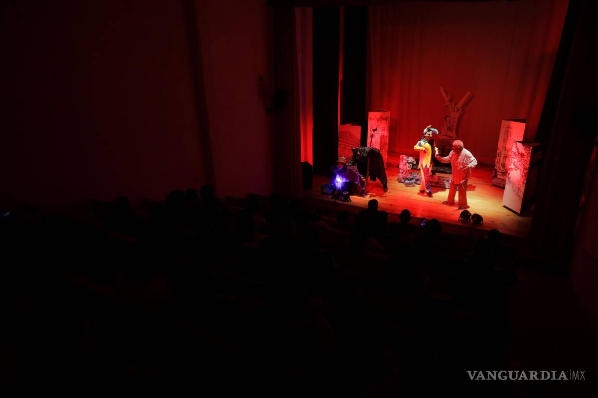 $!Saltillo, Coah. Mex. 21 de marzo del 2022 Presentación de la obra El Teatro Mata, en el teatro Garnica, que retrata la vida de un actor de teatro local y cómo interactua con la realidad desde los ojos de otros personajes.