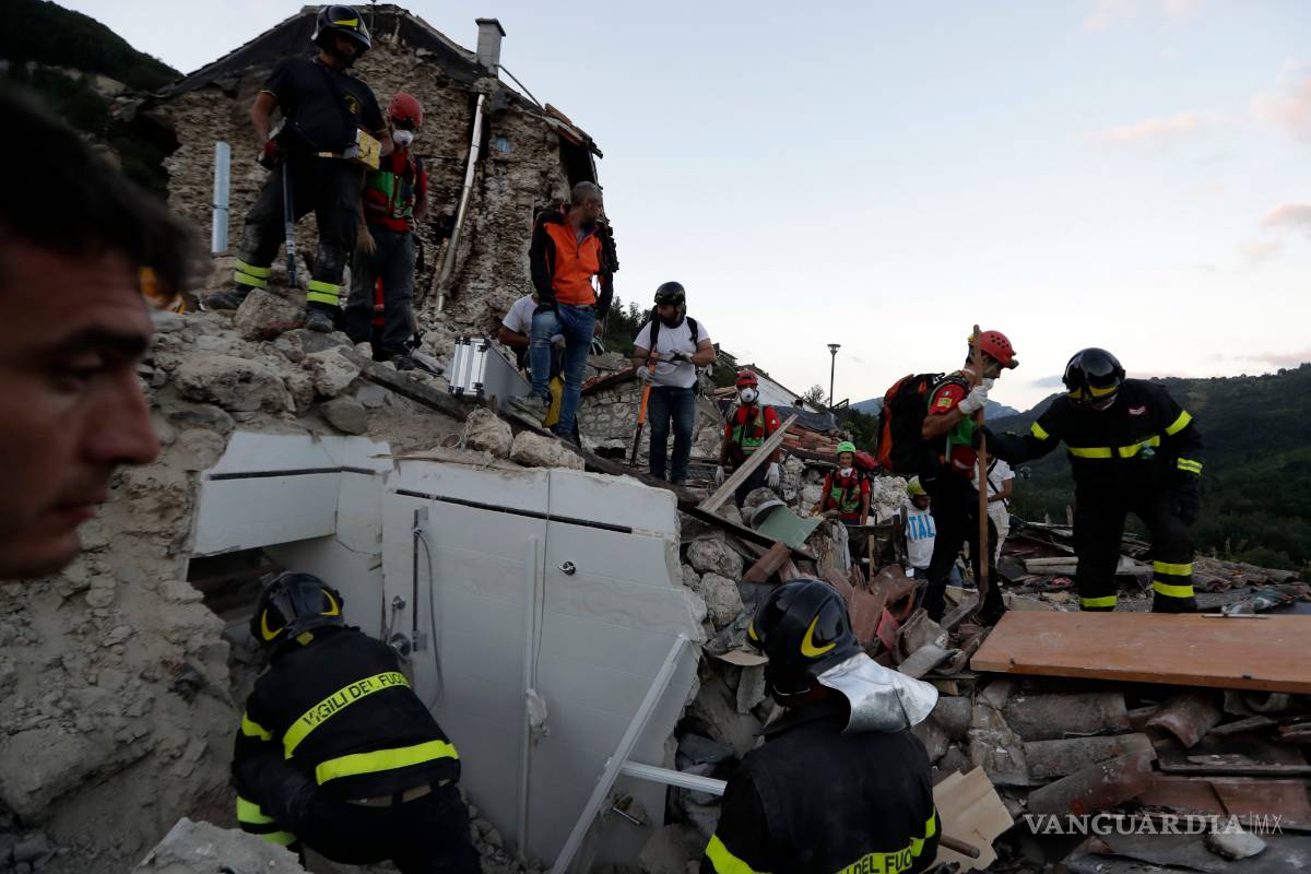 Sube a 159 cifra de muertos tras fuerte terremoto en Italia