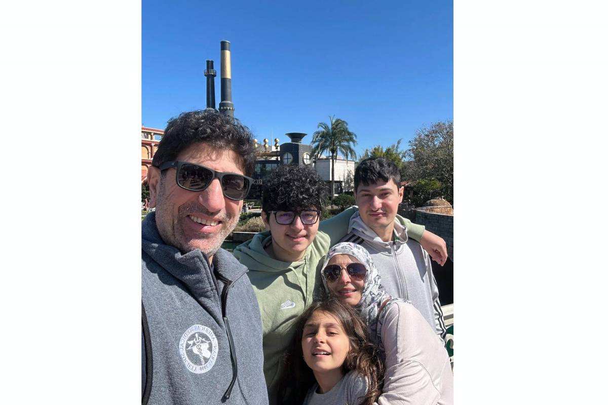 $!El Dr. Ammar Ghanem que trabaja como voluntario en uno de los últimos hospitales en funcionamiento de Gaza (i) posa con su familia en Orlando, Florida.