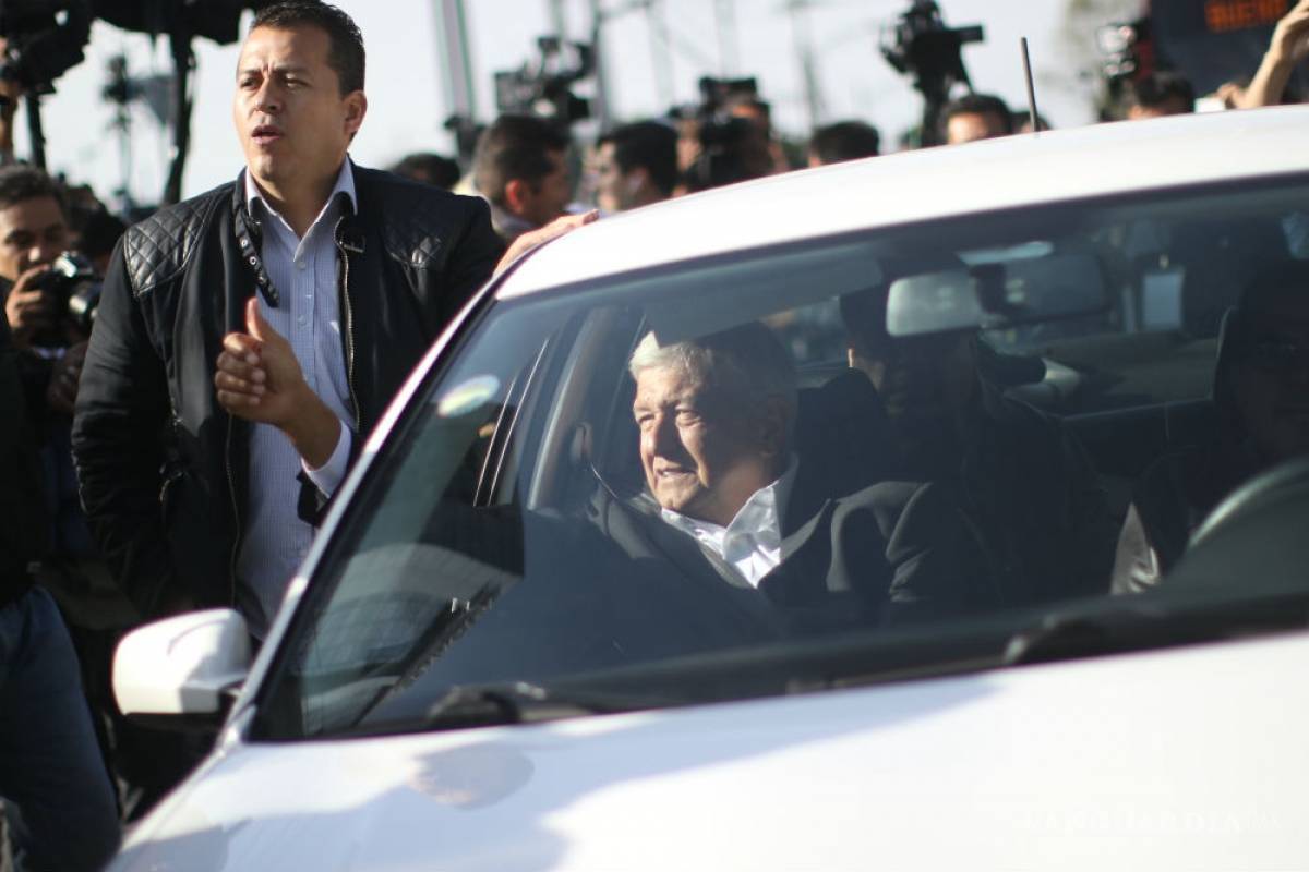 Reporteros rompen espejo a Jetta de AMLO: no hay problema, dice