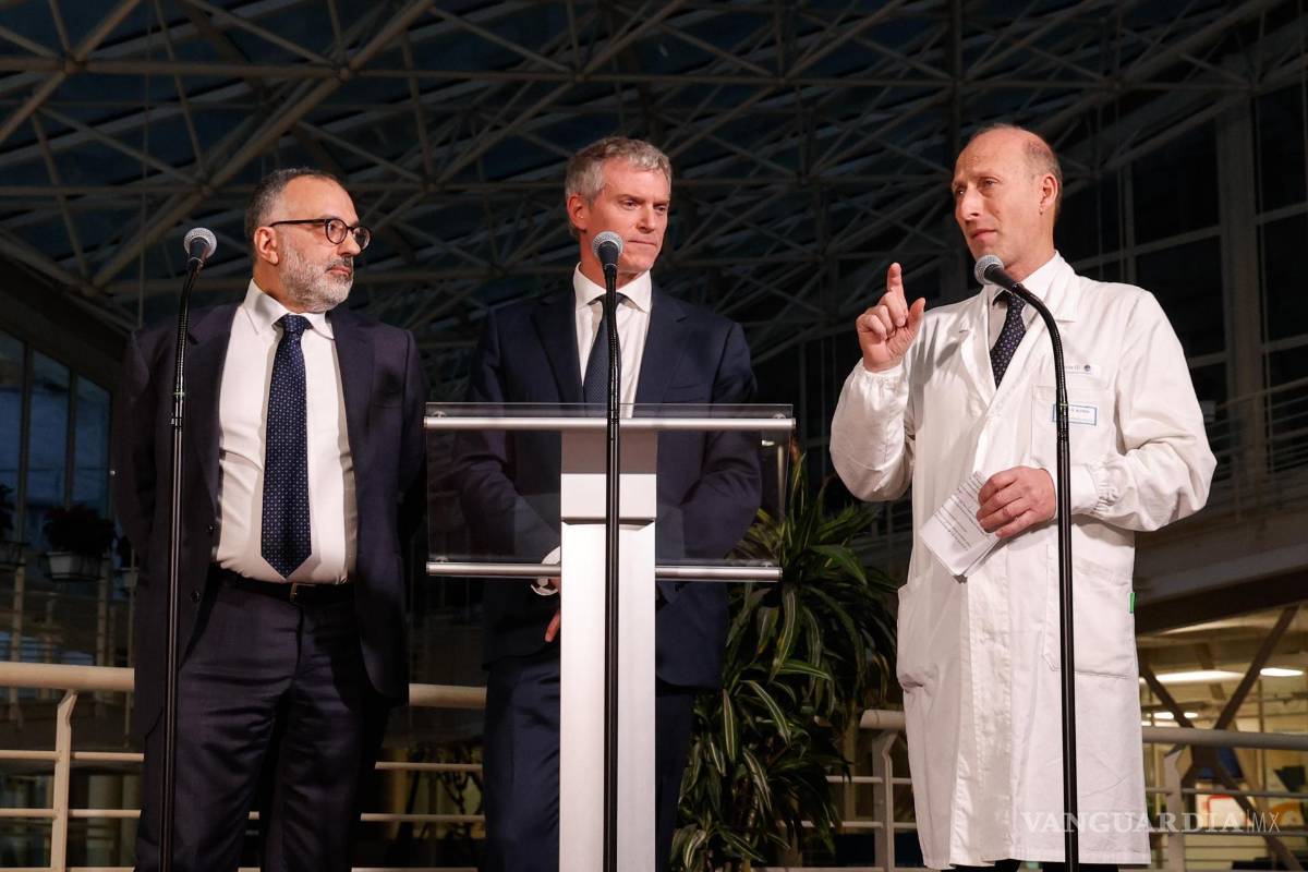 $!Los médicos del Papa Francisco (de izq. a der.) Luigi Carbone, Matteo Bruni y Sergio Alfieri asisten a una reunión informativa en el Hospital Agostino Gemelli, donde el Papa Francisco está hospitalizado para continuar su tratamiento por neumonía bilateral, en Roma, Italia, el 22 de marzo de 2025. Los médicos informaron que el Papa Francisco será dado de alta del hospital el domingo 23 de marzo después de pasar un mes en el hospital.