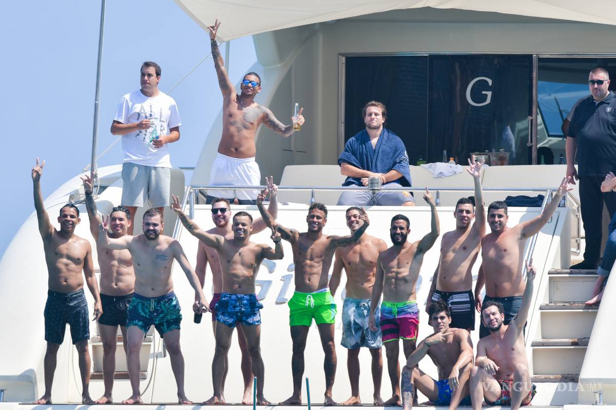 Neymar celebra con sus amigos en Saint-Tropez su fichaje al PSG