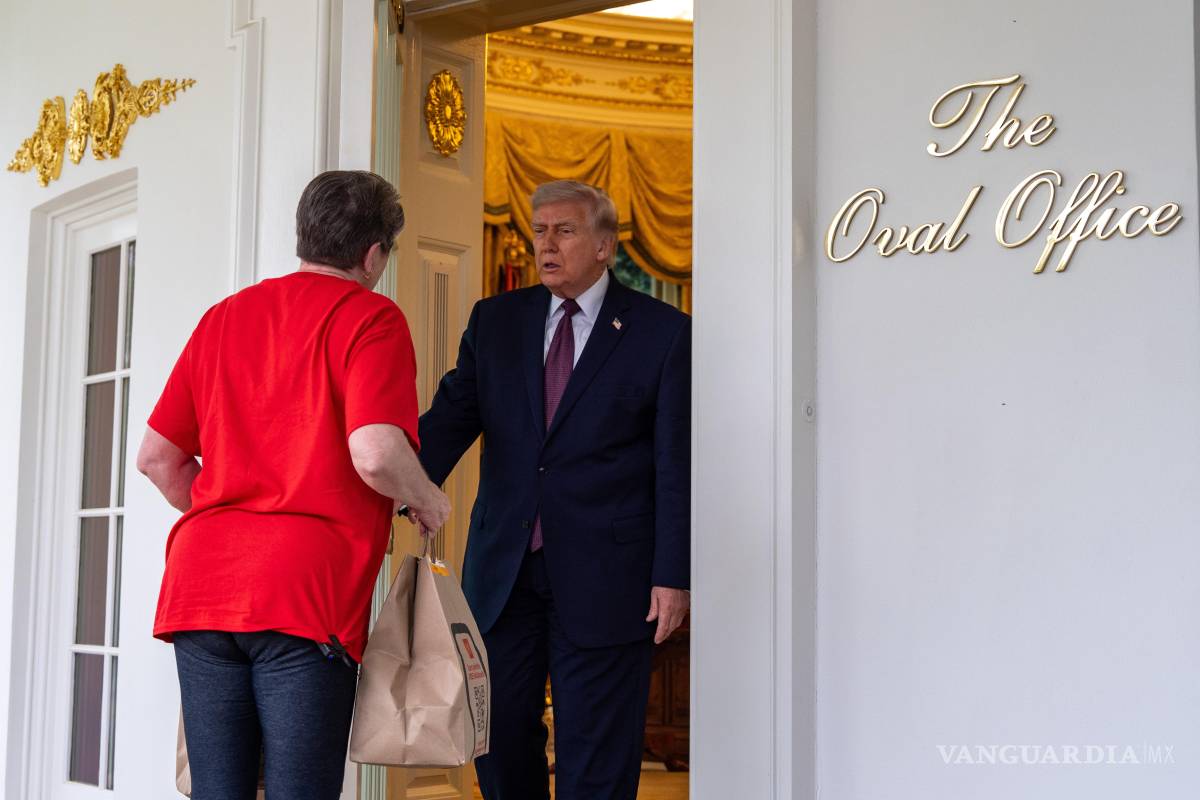 $!La repartidora de la tercera edad trabaja para pagar el tratamiento por cáncer de su esposo.