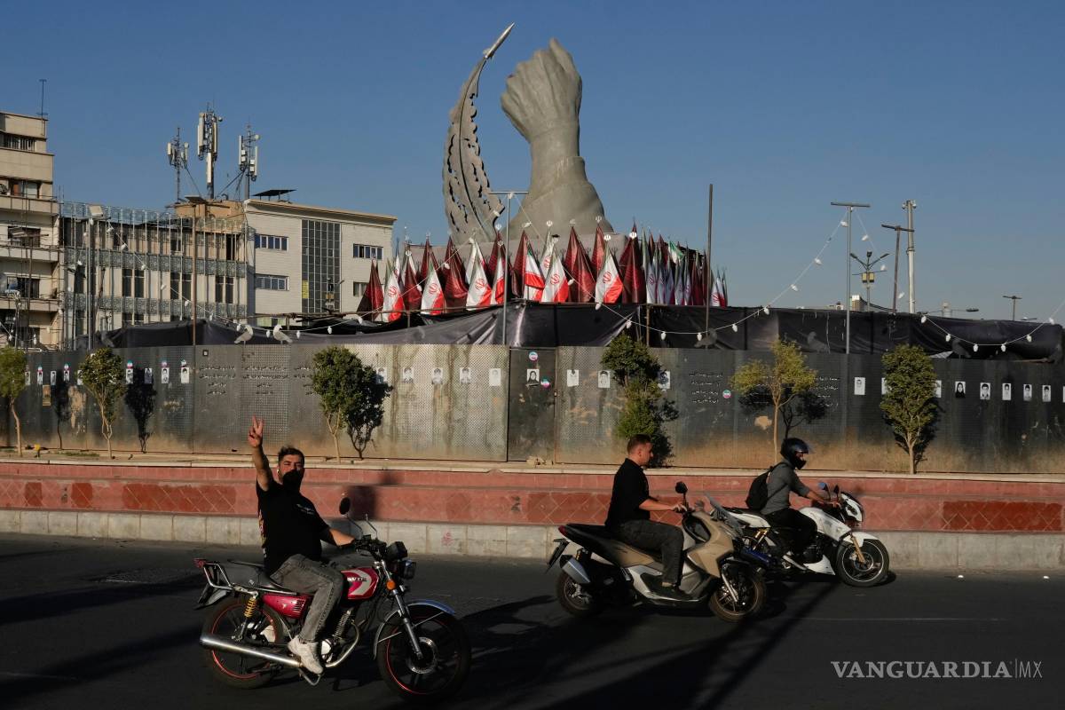 $!Un hombre pasa ante un monumento que representa el puño cerrado del fallecido líder supremo iraní Alí Jamenei, asesinado por ataques de Estados Unidos e Israel.