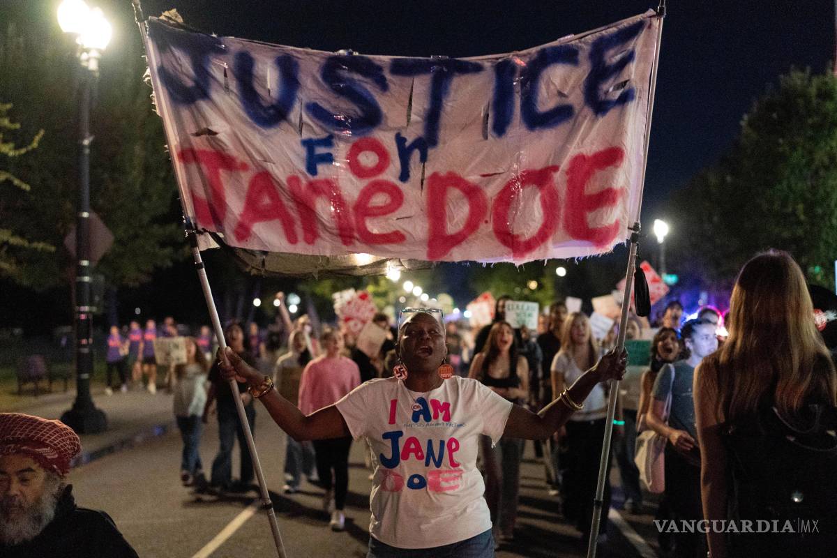 $!Manifestantes marchan desde el Monumento a Washington hasta la Casa Blanca durante una protesta bajo el lema “Poner fin a la violencia sexual” en Washington.