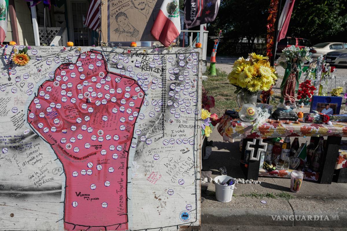$!Pegatinas de “Yo voté” en un memorial dedicado a Lorenzo Salgado Araujo, quien murió tras recibir disparos de un agente del ICE en julio en Houston.