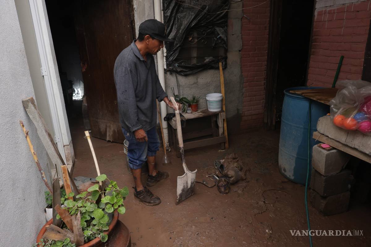 $!El nivel del agua alcanzó hasta medio metro dentro de algunas viviendas, causando pérdidas materiales en ropa, muebles y calzado.