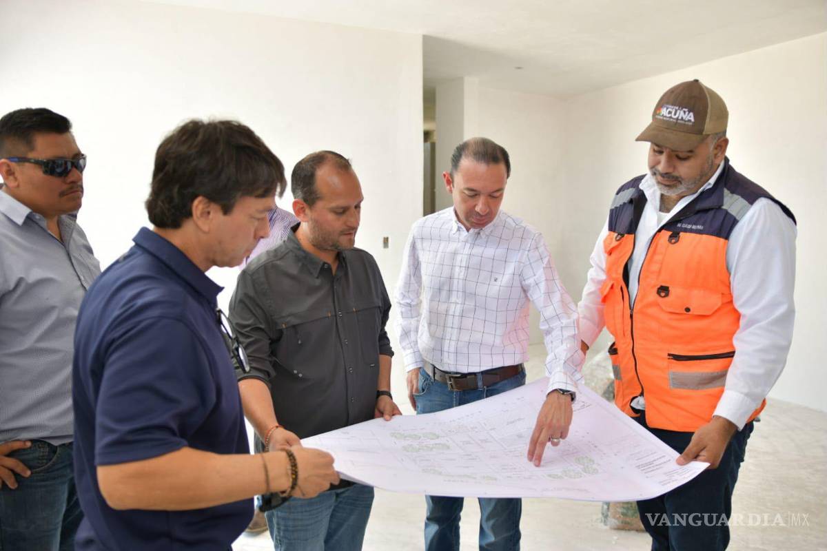 $!En el parque Braulio Fernández Aguirre, el edil revisó la ampliación de espacios deportivos y la propuesta para el nuevo bosque urbano.