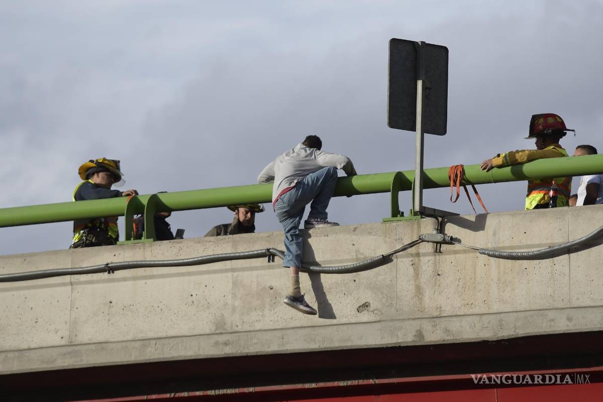 $!El pasado miércoles, los saltillenses presenciaron durante casi dos horas, la forma en que las autoridades buscaron evitar el intento de suicidio de un hombre.