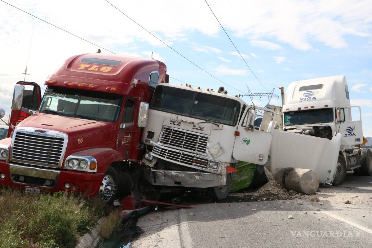 $!Choque y rapiña en la carretera