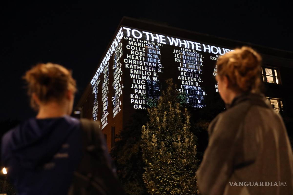 $!Unas personas observan cómo se proyecta un mensaje en la fachada de un edificio de la Universidad Cornell, el miércoles 7 de octubre de 2026, en Washington.