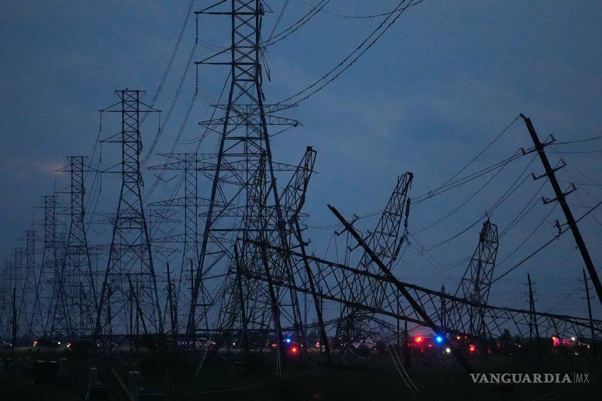 $!Las líneas de transmisión eléctrica están caídas cerca de Grand Parkway y West Road después de una tormenta en Cypress, Texas.