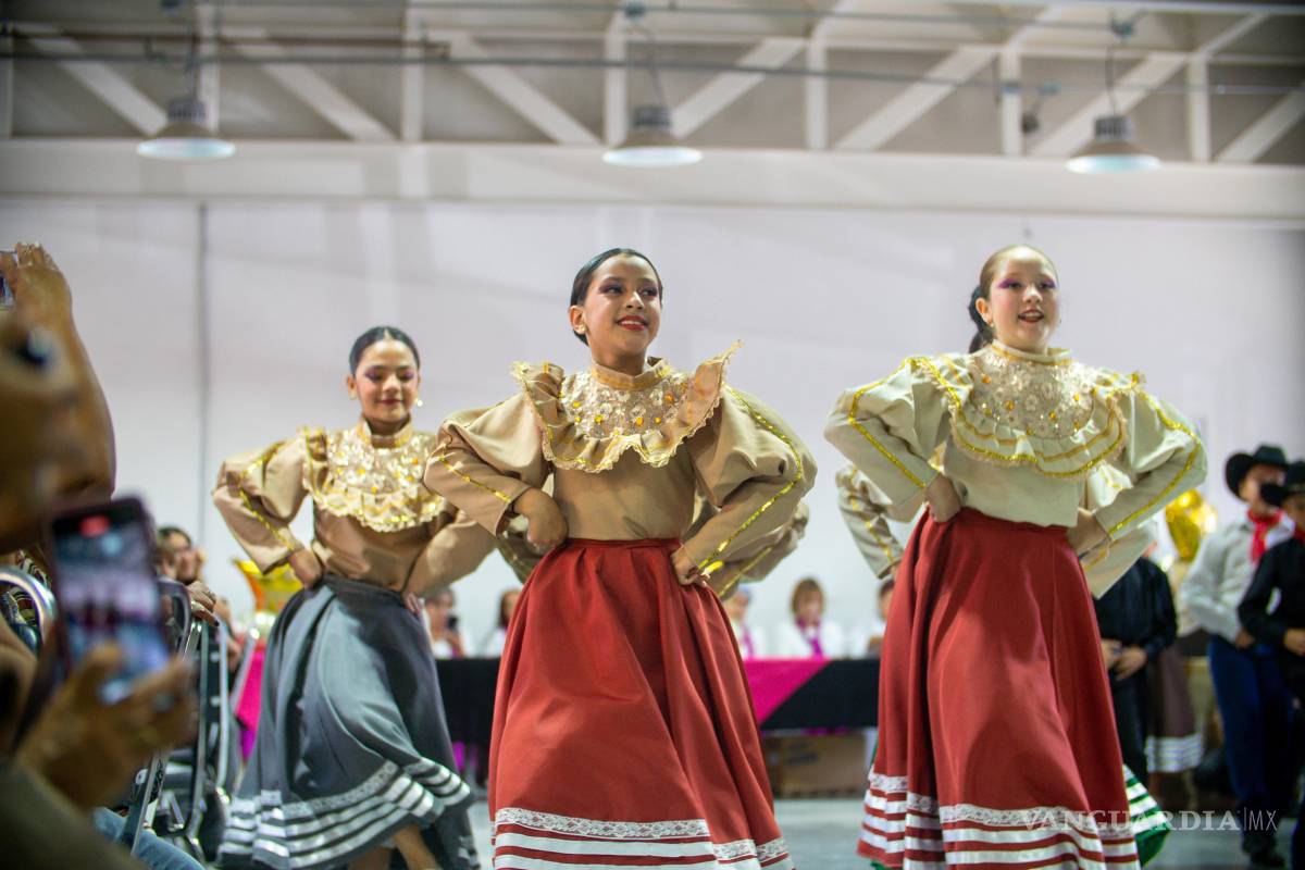 $!El Ballet Folklórico Tilmatlali Infantil deleitó al público con su presentación durante el evento.