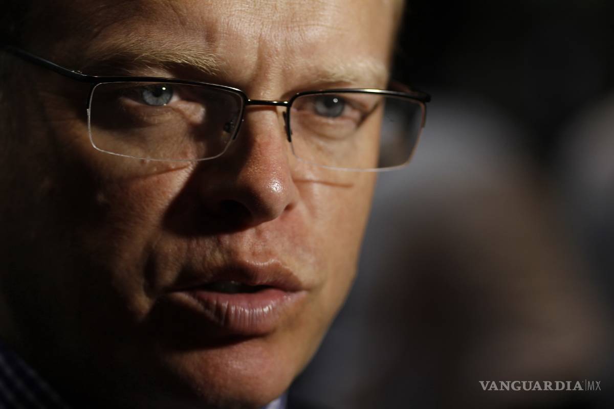 Renuncia Escobar tras solicitud de aprehensión