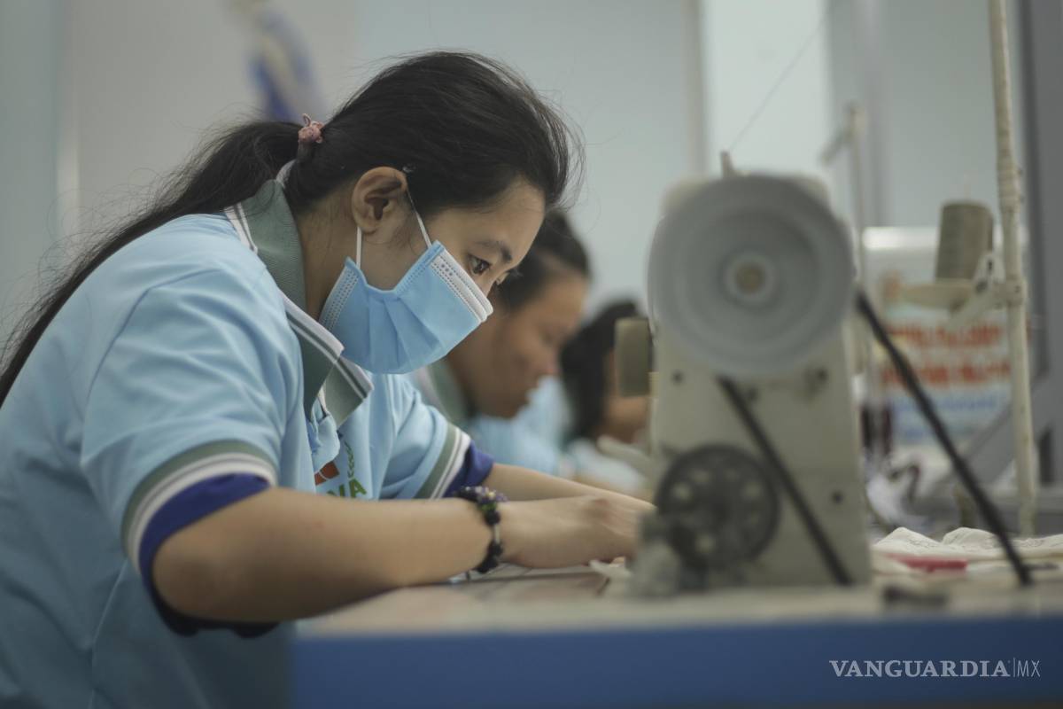 $!Una niña con problemas de salud por la exposición al Agente Naranja practica costura en una escuela especial en Da Nang, Vietnam, el 7 de marzo de 2025.