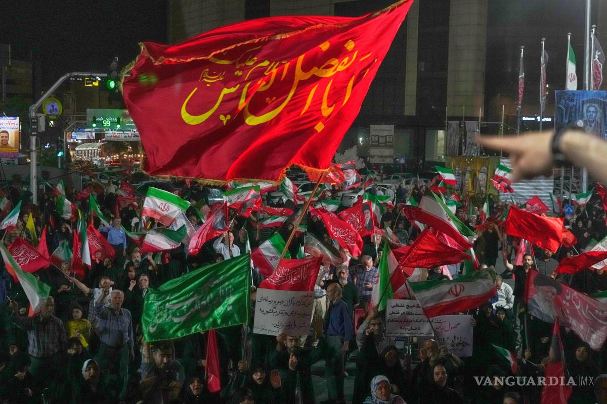 $!Manifestantes progubernamentales se congregan en una plaza el viernes 17 de julio de 2026, en Teherán.