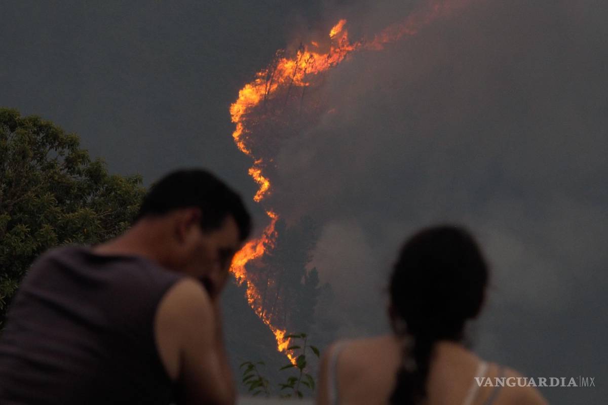 $!Imagen de las llamas que atraviesan los montes de Quiroga y Pobra de Brollón, en Lugo, España.