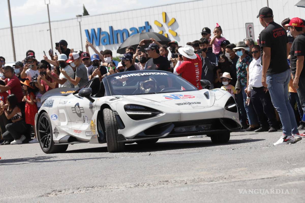 $!Familias enteras se citaron para apreciar a los coches de alta gama.