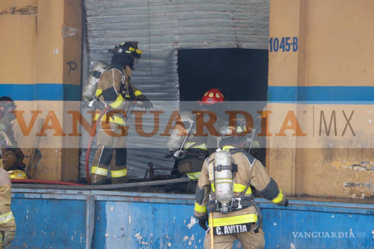 $!Fuerte incendio en bodega a la altura de la Central de Abastos alarma a Saltillo