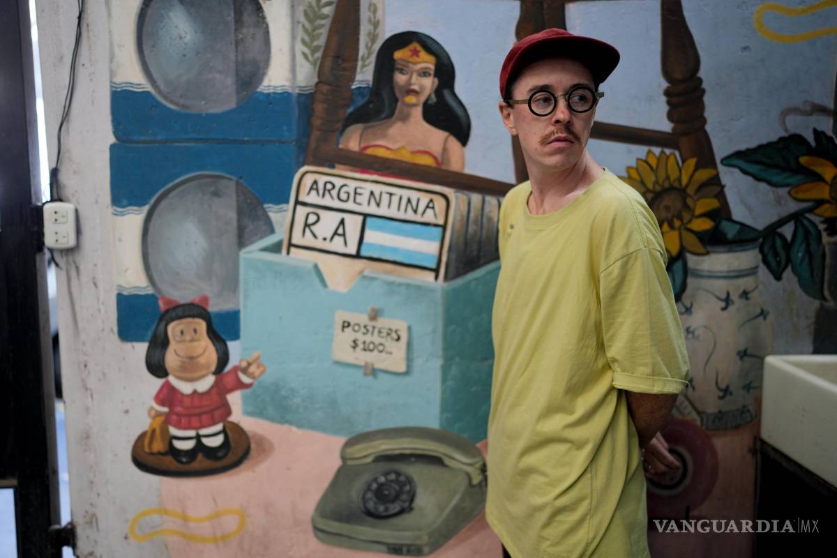 $!Mark Boyarsky, un hombre trans que abandonó Moscú con su esposa y dos hijos después de la invasión de Rusia a Ucrania, visita un mercado en Buenos Aires.