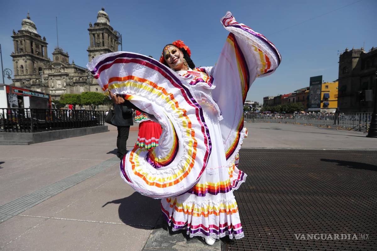 $!Personas participan en las principales avenidas en un desfile en conmemoración del Día de Muertos en Ciudad de México. EFE/Mario Guzmán