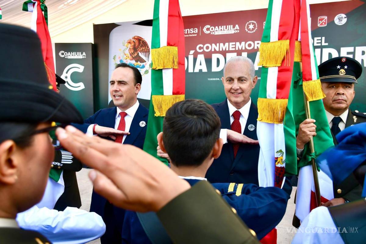 $!Autoridades civiles y militares participaron en la ceremonia del Día de la Bandera, que incluyó el abanderamiento de escoltas escolares.