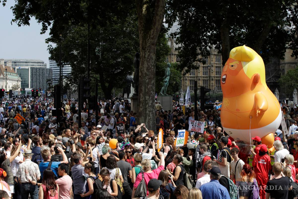 $!‘Bebé Trump’ flota sobre miles de manifestantes que toman las calles de Londres