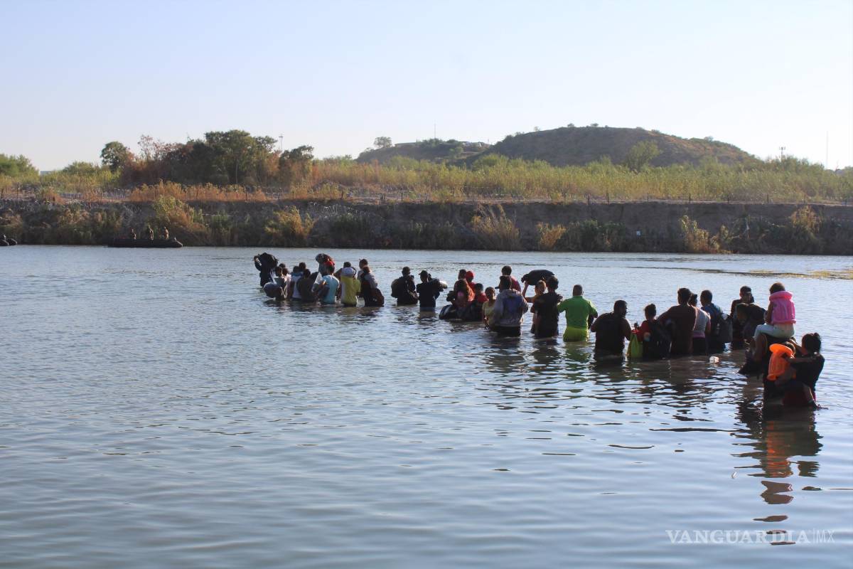 $!﻿Miles de migrantes venezolanos llegaron a la frontera de Piedras Negras para buscar pedir asilo. En la imagen, un grupo de más de 40 migrantes cruzan el río Bravo para internarse en suelo estadounidense.