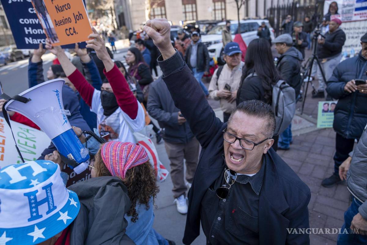 $!En el exterior del tribunal, decenas de ciudadanos hondureños celebraron por el fallo emitido en contra del expresidente Juan Orlando Hernández.