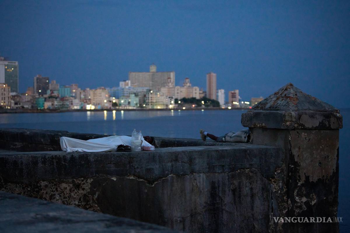 $!Varias personas duermen en el Malecón para escapar del calor de sus viviendas durante un apagón en La Habana, Cuba, el 5 de agosto de 2026.