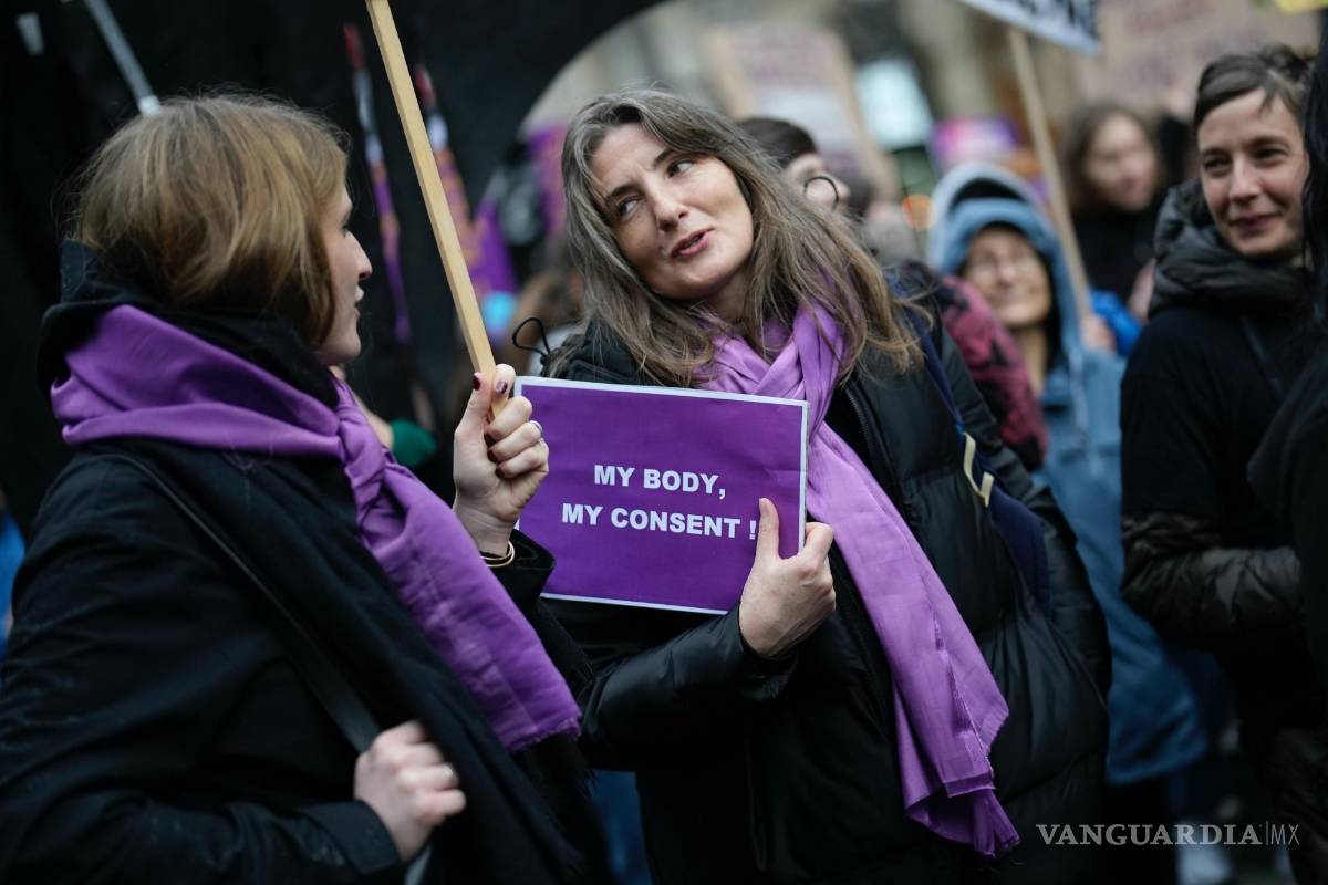 $!En esta imagen de archivo, dos mujeres hablan durante una manifestación por el Día Internacional de la Mujer, en París, Francia, el 8 de marzo de 2023.