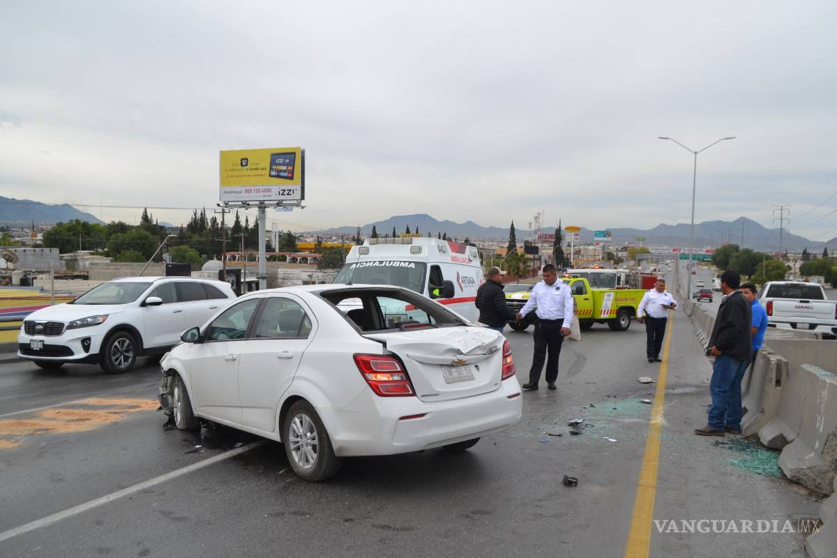 Evita un choque y derriba ballenas en el bulevar Fundadores