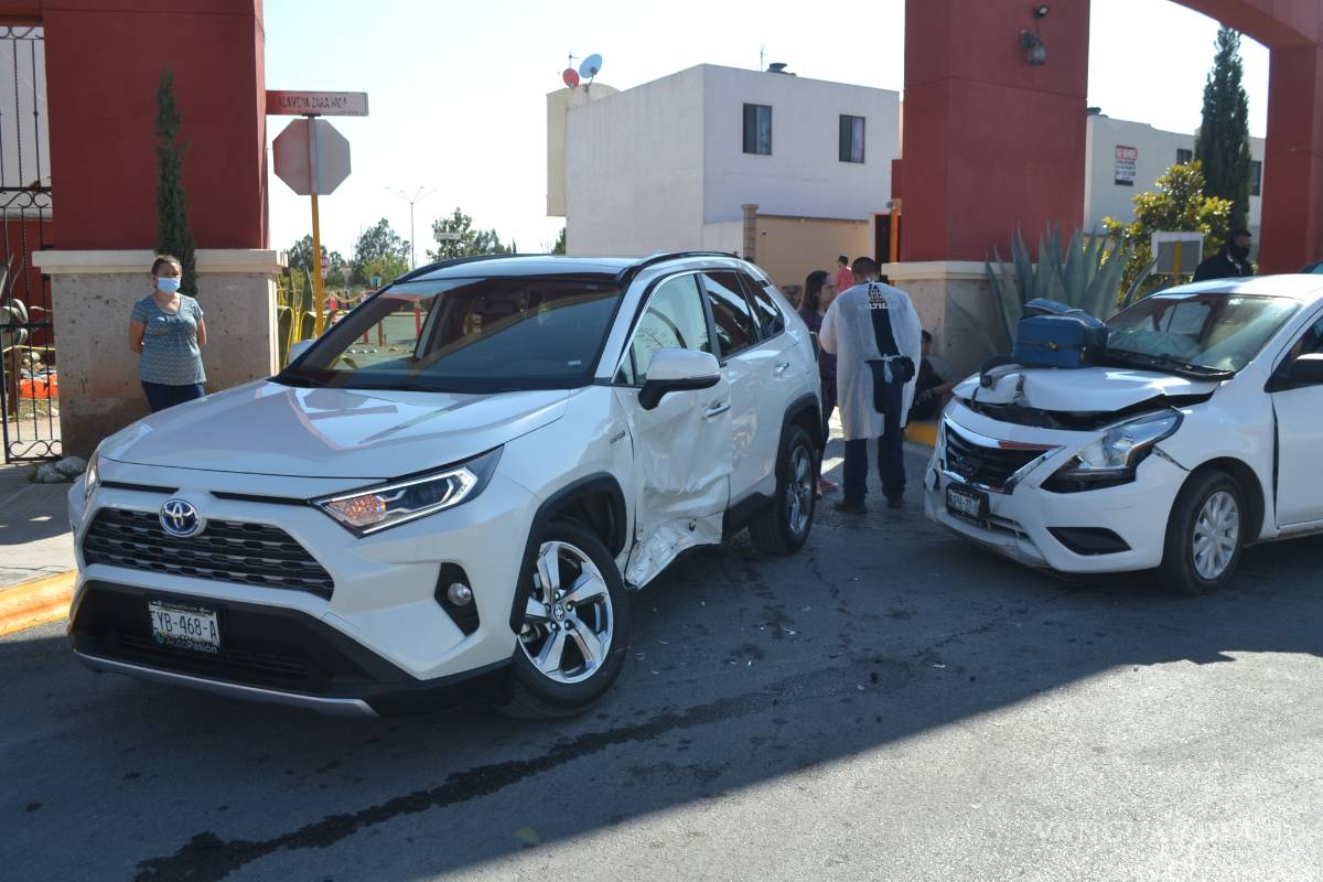 Se atraviesa y ocasiona accidente al poniente