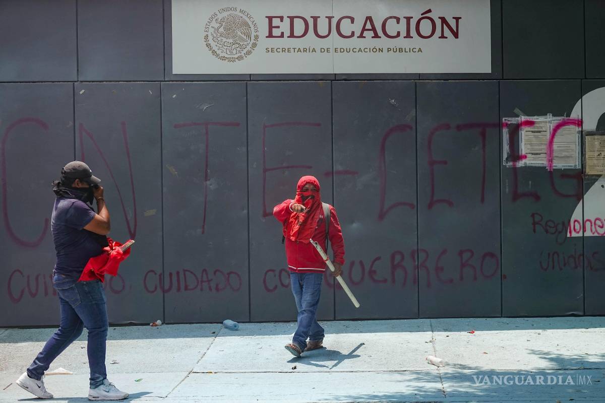 $!CNTE eleva protestas: bloquea y vandaliza edificios de SEP e ISSSTE