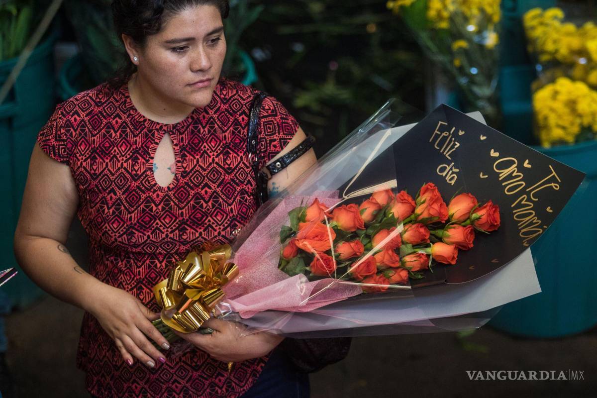 $!En el Mercado de Jamaica, decenas de personas acuden a buscar un regalo para el Día de las Madres, principalmente arreglos florales o flores para vender el día de mañana.