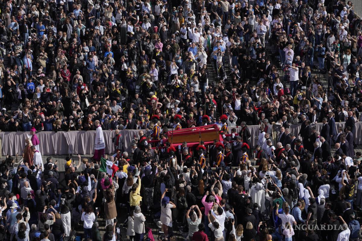 $!El cortejo fúnebre del papa Francisco pasa entre la multitud en el Vaticano.