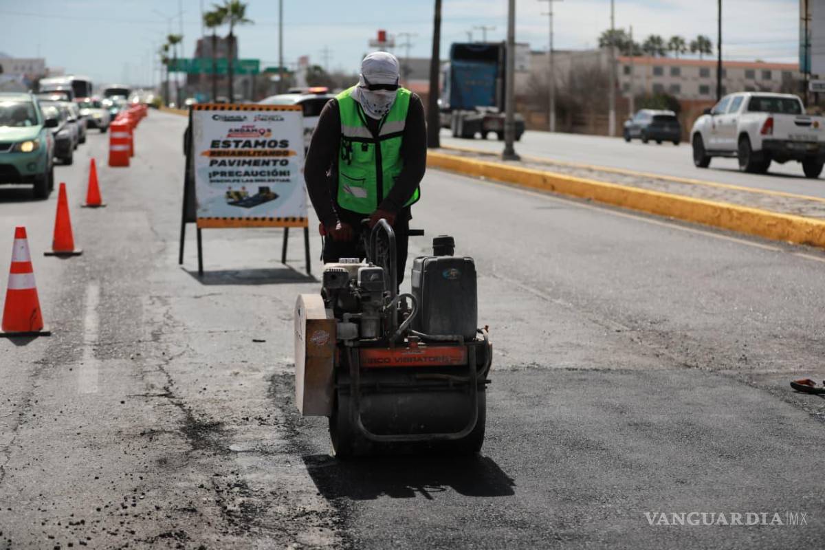$!Brigadas del programa “Aquí andamos” aplicaron asfalto caliente y realizaron compactación en principales avenidas de Saltillo.