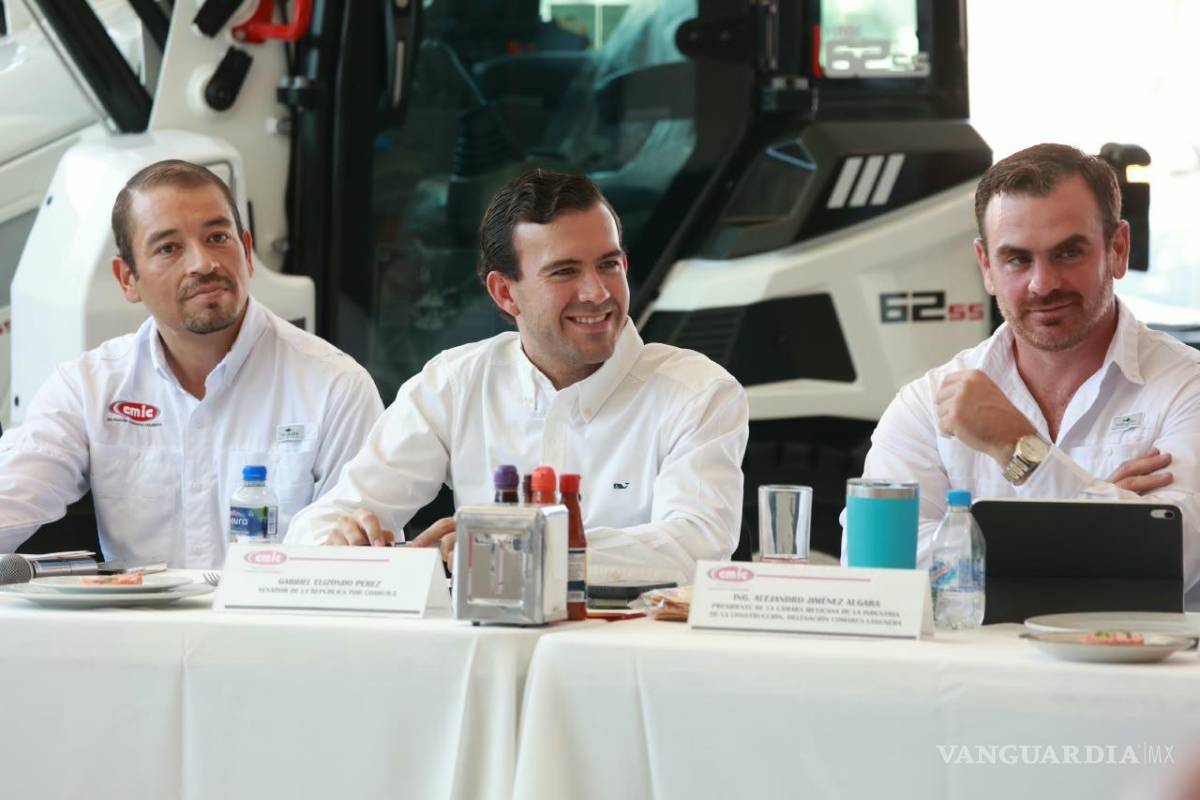 $!Elizondo Pérez (al centro) afirmó que busca recoger de primera mano las demandas de los sectores durante su gira por Coahuila.