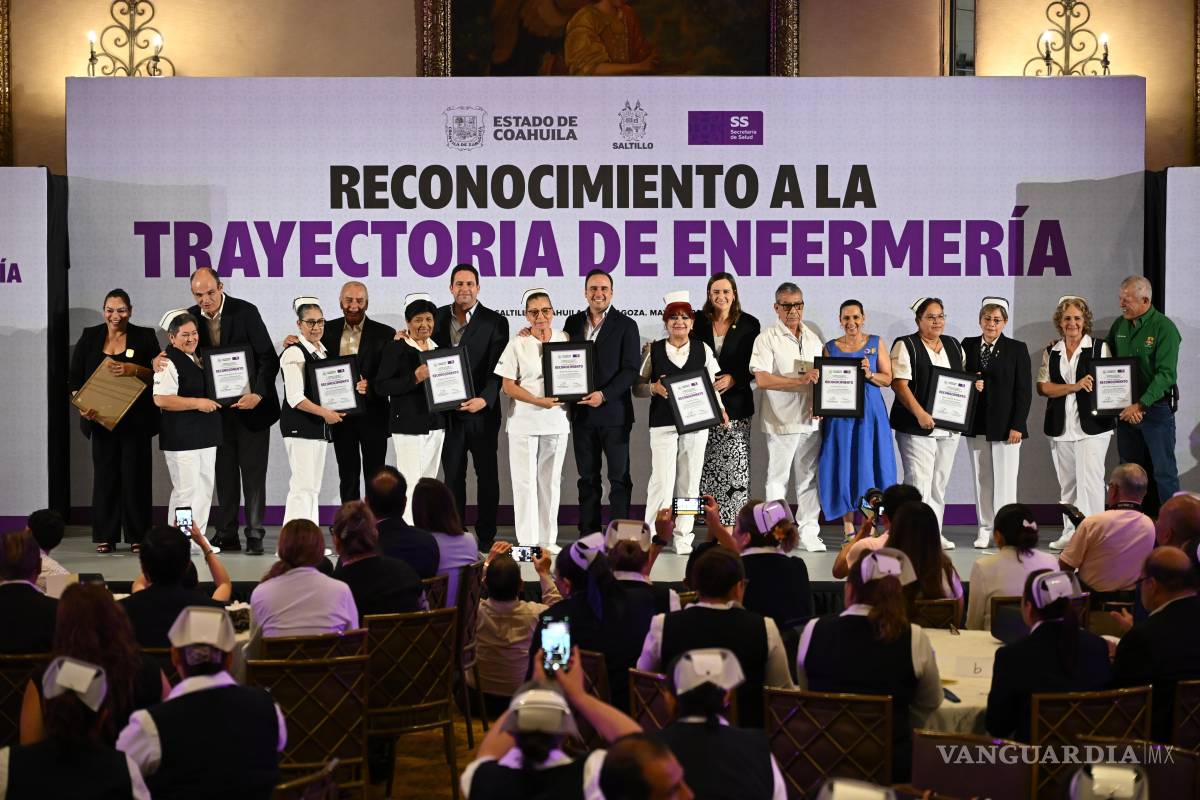 $!Más de 200 enfermeras y enfermeros de todo Coahuila fueron reconocidos por su trayectoria y años de servicio en el sector salud.