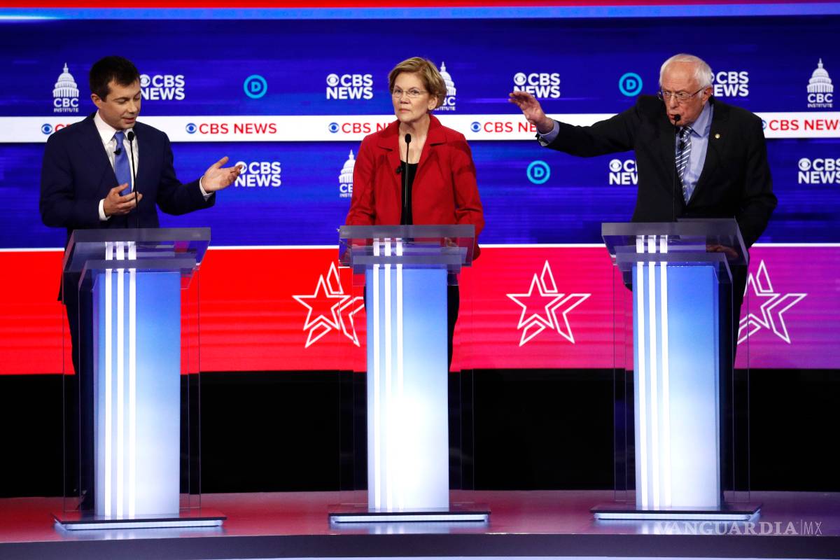 Bernie Sanders es bombardeado con ataques por ser el favorito